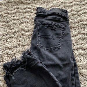 TRENDY DISTRESSED SKINNIES